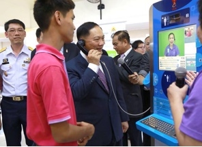 พล.ต.อ.อดุลย์ แสงสิงแก้ว ทดลองใช้บริการตู้ TTRS สื่อกลางให้แก่คนพิการทางการได้ยินมีโอกาสใช้บริการโทรคมนาคมอย่างเท่าเทียมและสามารถติดต่อสื่อสารได้เช่นเดียวกับบุคคลทั่วไป