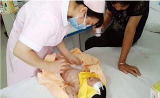 แพทย์กำลังตรวจอาการเด็กทารกที่ถูกทอดทิ้งนานถึง 8 วัน