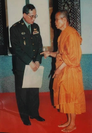 พระบาทสมเด็จพระเจ้าอยู่หัว กับพระเทพวิทยาคม หรือ หลวงพ่อคูณ ปริสุทฺโธ เจ้าอาวาสวัดบ้านไร่