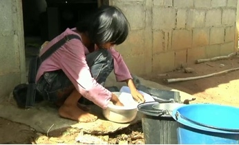 ด.ญ.มนัสวี ทับทิม อายุ 10 ปี กำลังล้างจาน