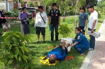 เจ้าหน้าที่หน่วยกู้ภัยเข้ากู้ศพที่เกิดเหตุ