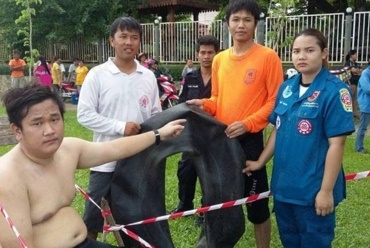 เจ้าหน้าที่หน่วยกู้ภัยเข้ากู้ศพที่เกิดเหตุ