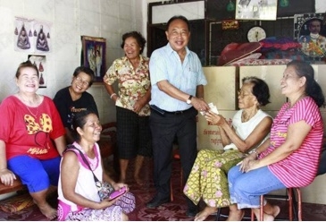 นายประเสริฐ ค่ายทอง นายกเทศมนตรีเทศบาลเมืองคลองหลวง พร้อมเจ้าหน้าที่ อสม.เดินทางเข้าเยี่ยมครอบครัวของนางสาลี่