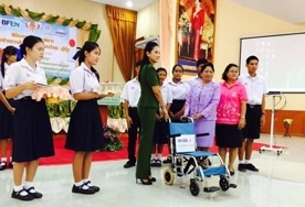 พิธีมอบรถเข็นคนพิการโรงเรียนเครือข่ายการศึกษาไร้พรมแดน