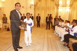 พล.อ.ประยุทธ์ จันทร์โอชา นายกรัฐมนตรี  มอบของเพื่อเป็นกำลังใจแด่นักกีฬาคนพิการ