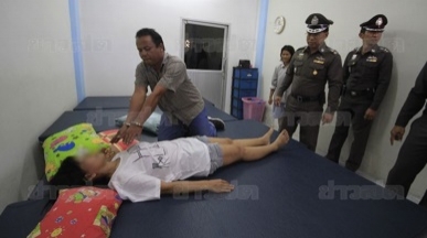 เจ้าหน้าที่ตำรวจ พร้อมผู้ต้องหา กำลังทำแผนการฆาตกรรม