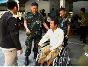 ศูนย์แพทย์ทหาร จชต.แจกรถวีลแชร์แก่คนพิการในชายแดนใต้