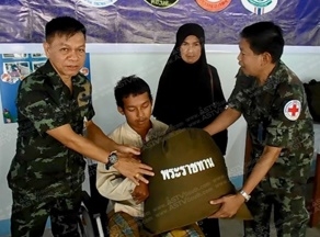 ศูนย์แพทย์ทหาร จชต.แจกรถวีลแชร์แก่คนพิการในชายแดนใต้