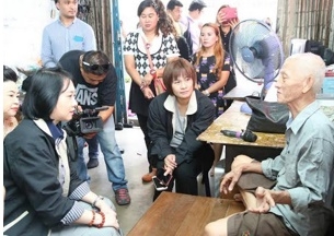 ศูนย์ช่วยเหลือสังคม สายด่วน 1300 รุดช่วยเหลือครอบครัวชายชราพิการและด้อยโอกาส ที่ประสบปัญหาทางสังคม ที่คลองเตย