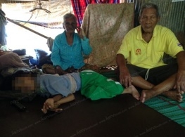 ครอบครัวสองตายาย คือ นายหลง สามัคคี อายุ 85 ปี และนางหลงเดี้ย สั่นสะท้าน อายุ 90 ปี สองสามีภรรยา มีชีวิตอยู่อย่างยากลำบาก