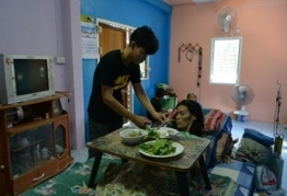 น้องแฟรงก์ กำลังดูแลแม่ป่วยอัมพาต อย่างใกล้ชิด