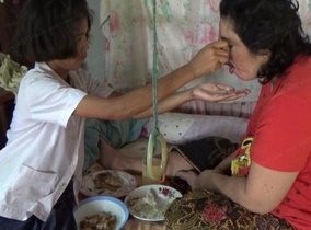 น้องน้ำเย็น กำลังป้อนข้าวนางอรอุมา รัญวาศรี ผู้เป็นแม่พิการ