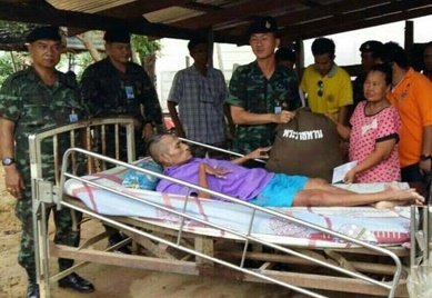 ทหารเข้ามอบถุงพระราชทาน พร้อมเงินช่วยเหลือให้แก่ชายพิการพักอาศัยกับลูกบุญธรรม2คนที่ไม่สามารถช่วยเหลือตัวเองได้