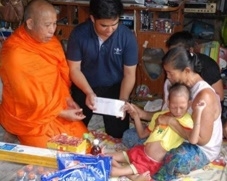 พระครูสิทธิธรรมวิภัช เจ้าอาวาสวัดราชบูรณะ นำเครื่องอุปโภค-บริโภค พร้อมเงินสด มอบช่วยเหลือครอบครัวนางระยับ อ่อนศรี