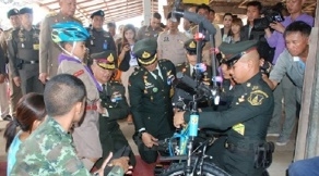 เจ้าหน้าที่ทหารข้าราชการในพระองค์ ได้ปรับแต่งระดับรถจักรยานให้เหมาะสมกับตัวน้องทาม
