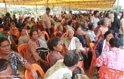 ผู้สูงอายุและคนพิการกว่า เดินทางมารับเบี้ยยังชีพ