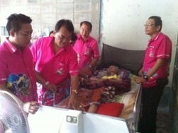 นายจักรวาล ตั้งประกอบ นายกเทศมนตรีเทศบาลเมืองบ้านสวน พร้อมคณะ ลงพื้นที่เยี่ยมคนพิการตามโครงการสงเคราะห์กายอุปกรณ์ให้แก่ผู้พิการที่ไม่สามารถช่วยเหลือตัวเองได้