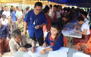 บรรยากาศ ผู้สูงอายุและคนพิการกว่า 1,500 คน เดินทางมารับเบี้ยยังชีพ