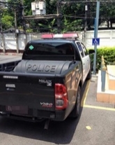 รถตำรวจ จอดรถที่จอดรถสำหรับคนพิการ