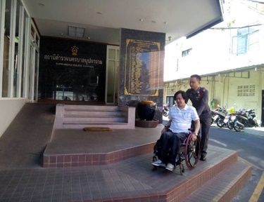 เจ้าหน้าที่ตำรวจจราจรช่วยอำนวยความสะดวก ช่วยเข็นรถเข็นคนพิการขึ้นไปที่สถานีตำรวจ