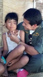 บิณฑ์ บรรลือฤทธิ์ เข้าเยี่ยมด.ญ.หนึ่ง อรัญสอน อายุ 10 ปี ป่วยเป็นต้อกระจก