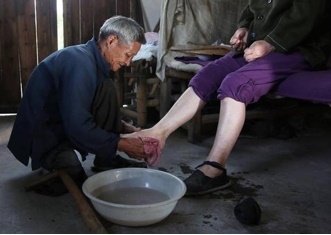 คุณตา “เซิง ปิงจือ” วัย 72 ปี กำลังดูแลคุณยาย สี ปีฉิว