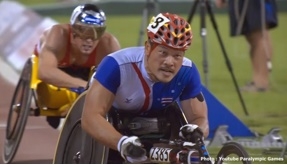 เรวัติ ต๋านะ กำลังแข่งกีฬาวีลแชร์เรซซิ่งทีมชาติไทย