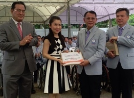 พล.ต.โอสถ ภาวิไล เลขาธิการคณะกรรมการพาราลิมปิกแห่งประเทศไทยเป็นตัวแทนรับมอบเงินอุดหนุนจากนางสาวกัญจนา ศิลปอาชา ประธานมูลนิธิพัฒนาคนพิการไทย
