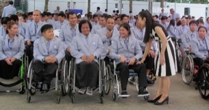 นางสาวกัญจนา ศิลปอาชา เดินเยี่ยมและให้กำลังใจแด่นักกีฬาคนพิการ