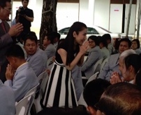 นางสาวกัญจนา ศิลปอาชา เดินเยี่ยมและให้กำลังใจแด่นักกีฬาคนพิการ