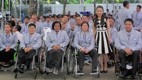 นางสาวกัญจนา ศิลปอาชา และคณะนักกีฬาคนพิการ