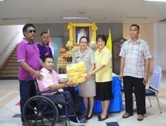 นางอุบล ทองสลับล้วน พัฒนาสังคมและความมั่นคงของมนุษย์จังหวัดชุมพร ต้อนรับคนพิการสมัครปั่นเพื่อพ่อ “BIKE FOR DAD”