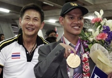 จุตินันท์ (ซ้าย) แบกภาระทั้งหมดไม่ไหว