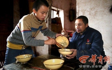 โมหลินเด็กชายชาวจีนวัย 13 ปี กำลังดูแลผู้เป็นพ่อ