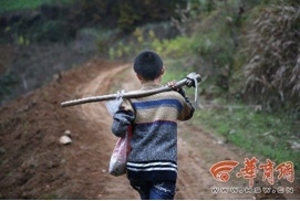 โมหลิน ถือจอบออกทำงานไร่-นา