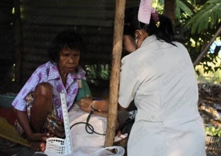หน่วยแพทย์เคลื่อนที่ พอ.สว.พังงา ช่วยเหลือนางตัก นาวารักษ์ อายุ 63 ปี ชาวมอแกน