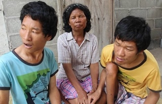 ป้าตุ๊ หญิงวัย 54 ปี แม่หัวใจแกร่ง เลี้ยงดูลูกชายพิการถึง 2 คน