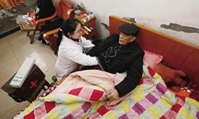 คุณหมอหลี่ จูหง กำลังรักษาคนไข้ผู้สูงอายุถึงที่บ้าน