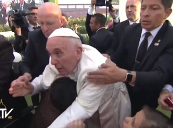 "โป๊ป"ฉุน! โดนดึงจนล้มใส่ผู้พิการนั่งวีลแชร์