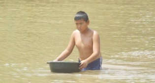 น้องแพน ถ้าไม่มีใครจ้างก็จะไปหาปู หาหอย ดักปลา ที่ใต้สะพานข้ามแม่น้ำยม
