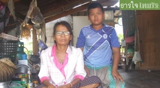 นางชูใจ จับใจ อายุ 58 ปี อยู่กับ ด.ช.สุรเชษฐ์ จับใจ หรือน้องแพน อายุ 14 ปี