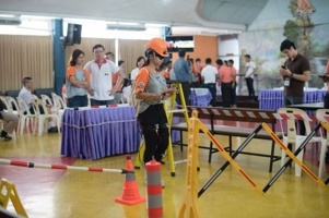 บรรยากาศการแข่งขันในสถานีหลบหลีกสิ่งกีดขวาง ซึ่งผู้เข้าแข่งขันจะต้องประดิษฐ์อุปกรณ์สวมใส่ที่สามารถช่วยให้เดินหลบหลีกสิ่งกีดขวางได้อย่างปลอดภัย