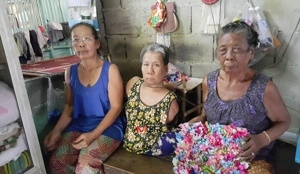 น.ส.คำจุน ผิวคำ อายุ 51 ปี พิการแขน และขาทั้ง 2 ข้างมาตั้งแต่กำเนิดและครอบครัว