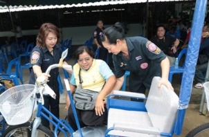 'ป่อเต็กตึ๊ง'มอบรถสามล้อโยก-รถวีลแชร์แก่ผู้พิการ