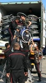 ทหารลำเรียงวิลแชร์ไปบริจาค