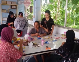 ฝึกอาชีพให้คนพิการ ประดิษฐ์ของชำร่วย