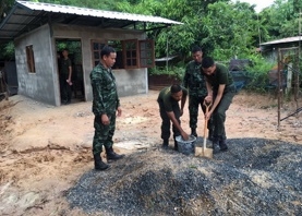 ทหารมณฑลทหารบกที่ 22 จ.อุบลราชธานี นำกำลังพลและนักศึกษาวิชาทหารสร้างบ้านให้สาวใหญ่พิการ