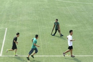หลี่ หลงเปียว อายุ 23 ปี  กำลังลงเล่นฟุตบอลกับเพื่อนๆ