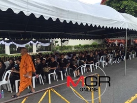 ประชาชนที่มาร่วมถวายสักการะและถวายอาลัยพระบรมศพ