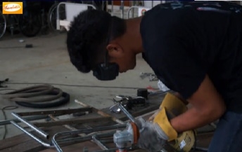 นายอธิราช อิงประสาร อายุ 36 ปี  หนุ่มวิศวะชาวตราดทำดีตามรอยเท้าพ่อ ซ่อมกายอุปกรณ์แจกจ่ายให้ผู้ป่วยตาม รพ.